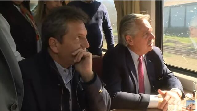 Alberto Fernández y Sergio Massa, viajando en el tren que une Rosario - Cañada de Gómez.