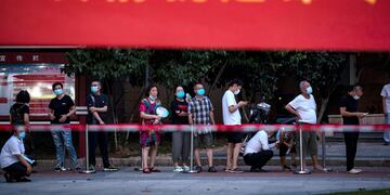 Los residentes se alinean para las pruebas de Covid-19 en Wuhan, en la provincia de Hubei, en el centro de China, el martes 3 de agosto de 2021.