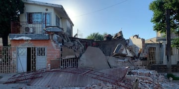 "Me quedé sin nada", dice la dueña de la casa derrumbada en Villa el Libertador (foto, Cba24n.com.ar).