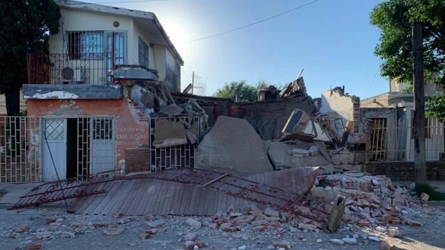 "Me quedé sin nada", dice la dueña de la casa derrumbada en Villa el Libertador (foto, Cba24n.com.ar).