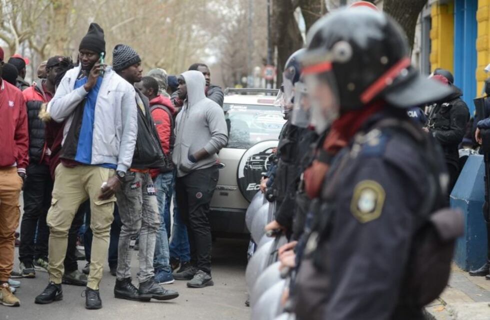Investigan a un agente municipal platense por avisar a los manteros sobre los procedimientos