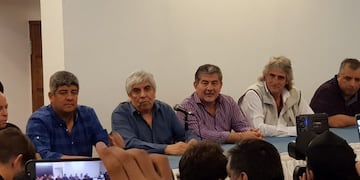 Jorge Taboada acompañó a Hugo Moyano en la conferencia de prensa\u002E