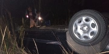 El conductor pierde el control del rodado y vuelca sobre la banquina en Ruta 12