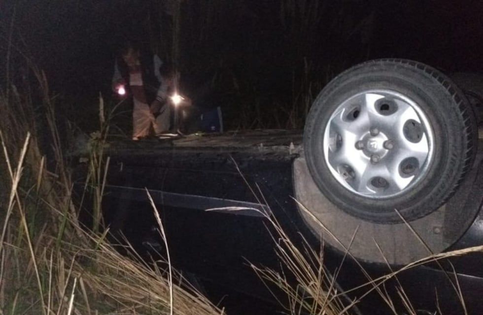 Un hombre sufrió traumatismo de cráneo al volcar con su auto en Ruta 12