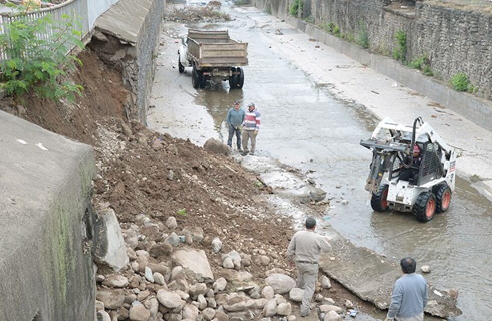 En Yerba Buena remueven escombros para reparar un muro del Canal Sur