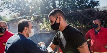 El gobernador Oscar Herrera Ahuad visitó la sede de la comunidad judía, que prepartó un locro solidario para barrios de Posadas\u002E (MisionesOnline)