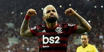 TOPSHOT - Flamengo's Gabriel Barbosa (R) celebrates with teammates after scoring against Gremio during their Copa Libertadores second leg semi-final football match, at Maracana stadium in Rio de Janeiro, Brazil, on October 23, 2019\u002E (Photo by MAURO PIMENTEL / AFP)