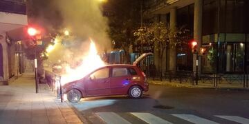 Aseguran que en Rosario se incendia en promedio un auto por día