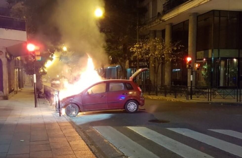 Aseguran que en Rosario se incendia en promedio un auto por día