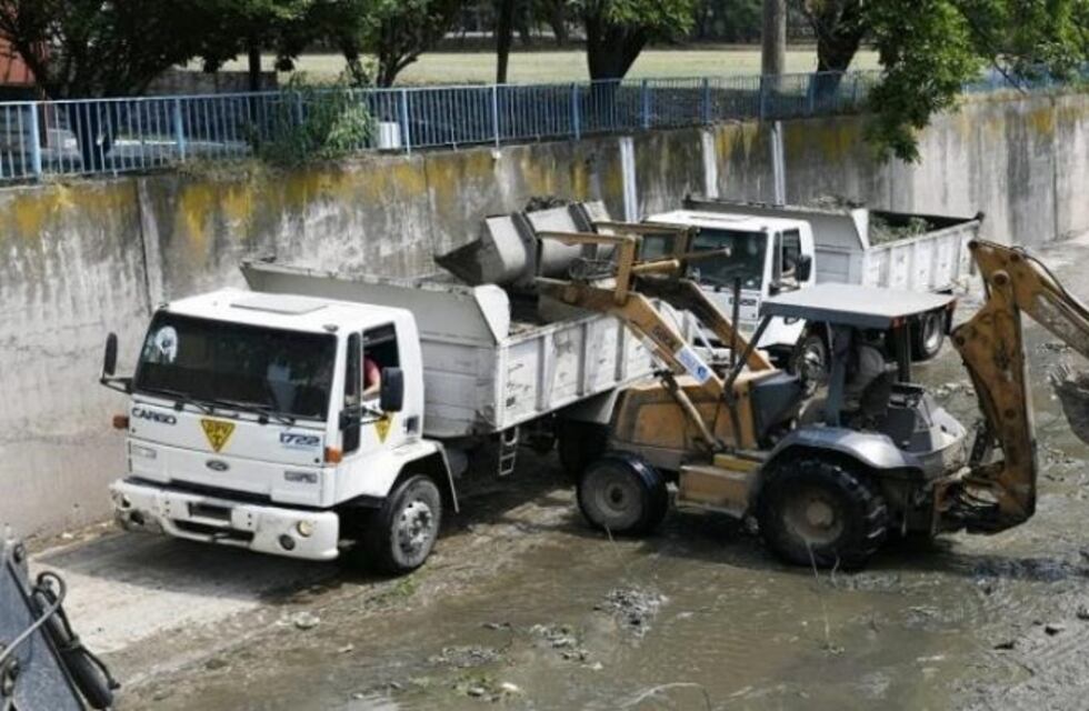 Realizan trabajos para sanear y reparar el Canal Sur