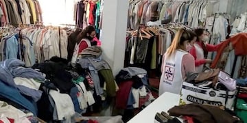 Cáritas en San Rafael también atiende un ropero comunitario.