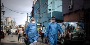 -FOTODELDIA- AME3030\u002E BUENOS AIRES (ARGENTINA), 29/05/2020\u002E- Peronal sanitario con trajes de protección caminan cerca a un ingreso este viernes a la Villa 31 en la ciudad de Buenos Aires (Argentina)\u002E Argentina continúa el aislamiento social obligatorio para evitar la propagación del coronavirus\u002E EFE/Juan Ignacio Roncoroni