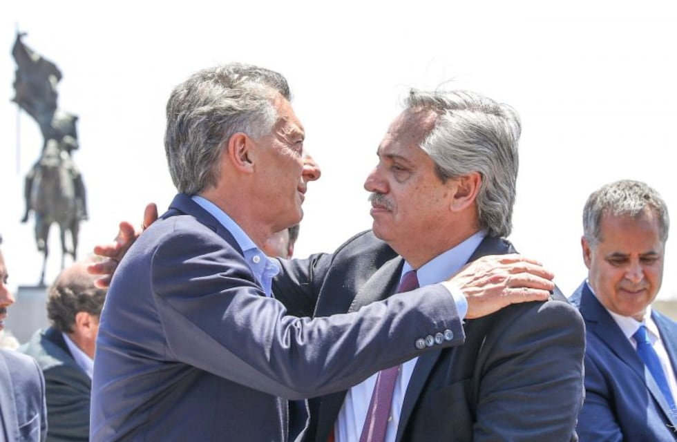 El abrazo entre Mauricio Macri y Alberto Fernández durante la misa