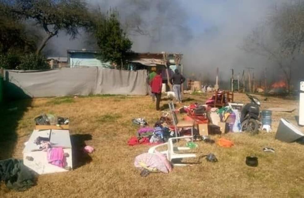 Villa General Belgrano: el fuego arrasó unas casas de madera