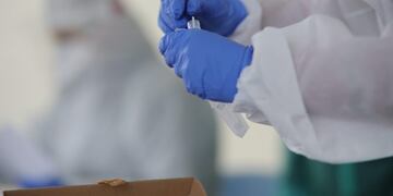 Warsaw (Poland), 15/04/2020\u002E- A Polish medical staff works at a drive-thru COVID-19 testing lab in Warsaw, Poland, 15 April 2020\u002E Countries around the world are taking increased measures to stem the widespread of the SARS-CoV-2 coronavirus which causes the COVID-19 disease\u002E (Polonia, Varsovia) EFE/EPA/LESZEK SZYMANSKI POLAND OUT