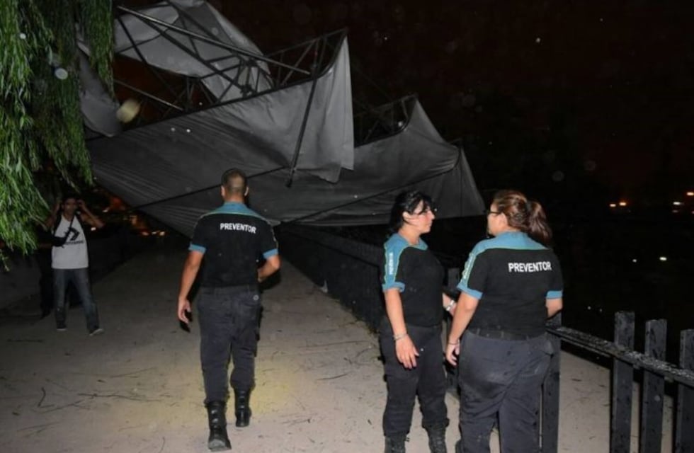 Por el temporal, se voló el techo de la Fiesta de la Vendimia