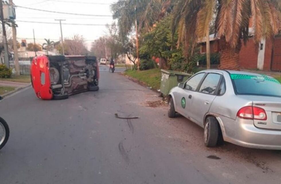 Una conductora perdió el control de su vehículo tras prender un cigarrillo y volcó