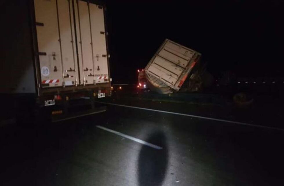 Espectacular choque de dos camiones en Ruta 7