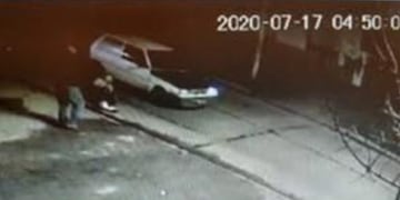 El conductor del auto que aparece en el video complicó al jubilado que mató al ladrón\u002E (Foto: captura)