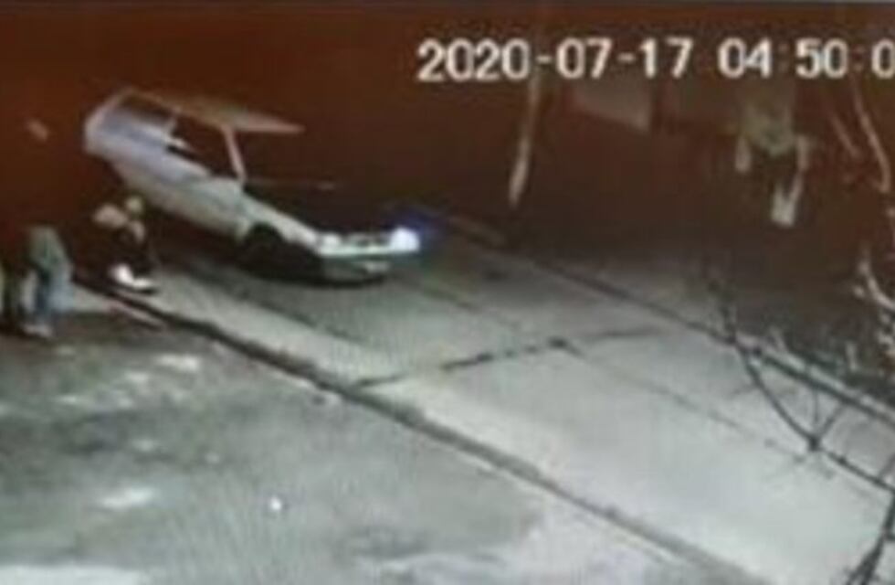 El conductor del auto que aparece en el video complicó al jubilado que mató al ladrón