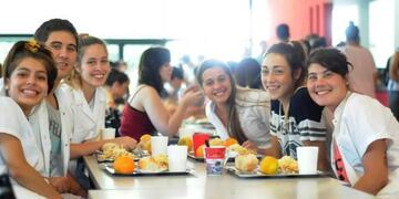 Estudiantes de la UNaM en el comedor universitario\u002E (Facebook) Imagen ilustrativa