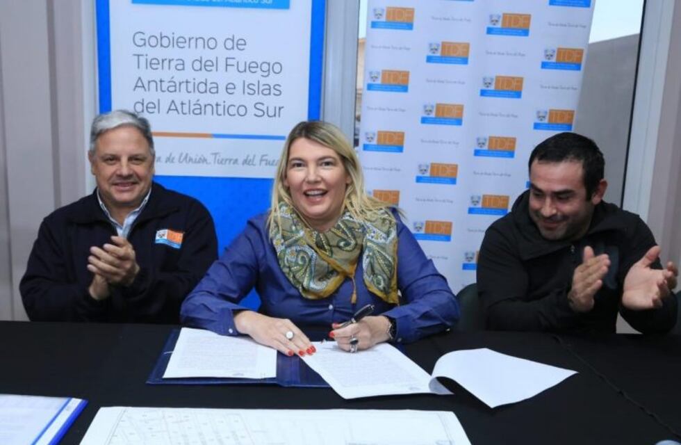 Arraigo Sur: la gobernadora firmó el contrato de obra para la red de gas