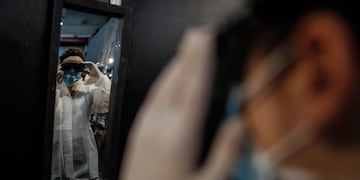 ACOMPAÑA CRÓNICA: ARGENTINA CORONAVIRUS AME1022\u002E BUENOS AIRES (ARGENTINA), 28/08/2020\u002E- Un profesional sanitario se prepara para trabajar el 25 de agosto de 2020 en El Parque Tecnópolis, ubicado en la provincia de Buenos Aires (Argentina)\u002E El Parque Tecnópolis nació en 2011 como sede de \