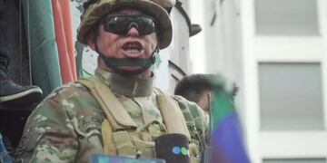 Militar ovacionado por manifestantes de Evo\u002E (web)
