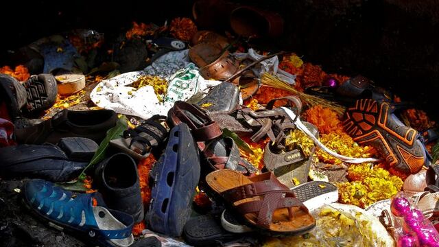 Footwear of the victims of a stampede are seen below a railway station's pedestrian overbridge in Mumbai, India September 29, 2017\u002E REUTERS/Shailesh Andrade     TPX IMAGES OF THE DAY