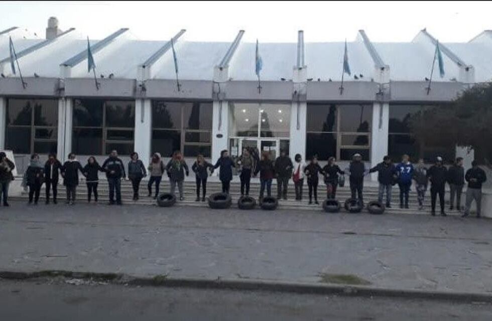 Empleados Estatales bloquearon el ingreso al Ministerio de Economía