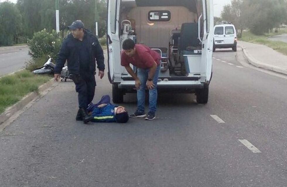 Un motociclista quedó inconsciente al chocar contra el cordón de la calzada