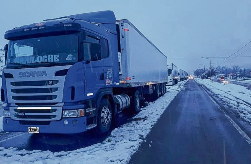 Por las nevadas, hay 100 camiones varados en Bariloche