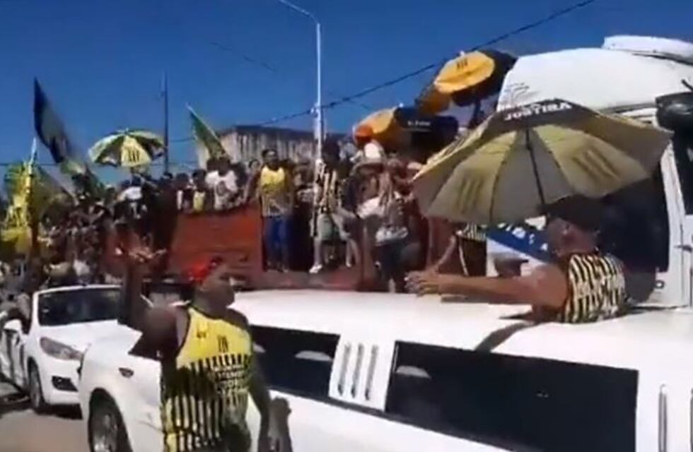 Los hinchas de Almirante Brown fueron a la cancha en limusina