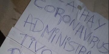 "Acá hay coronavirus", el indignante cartel que colgaron en la casa de un empleado del Hospital Pintos