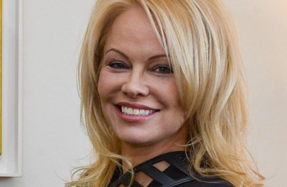 Pamela Anderson se desnudó a los 52 años por una causa vegana