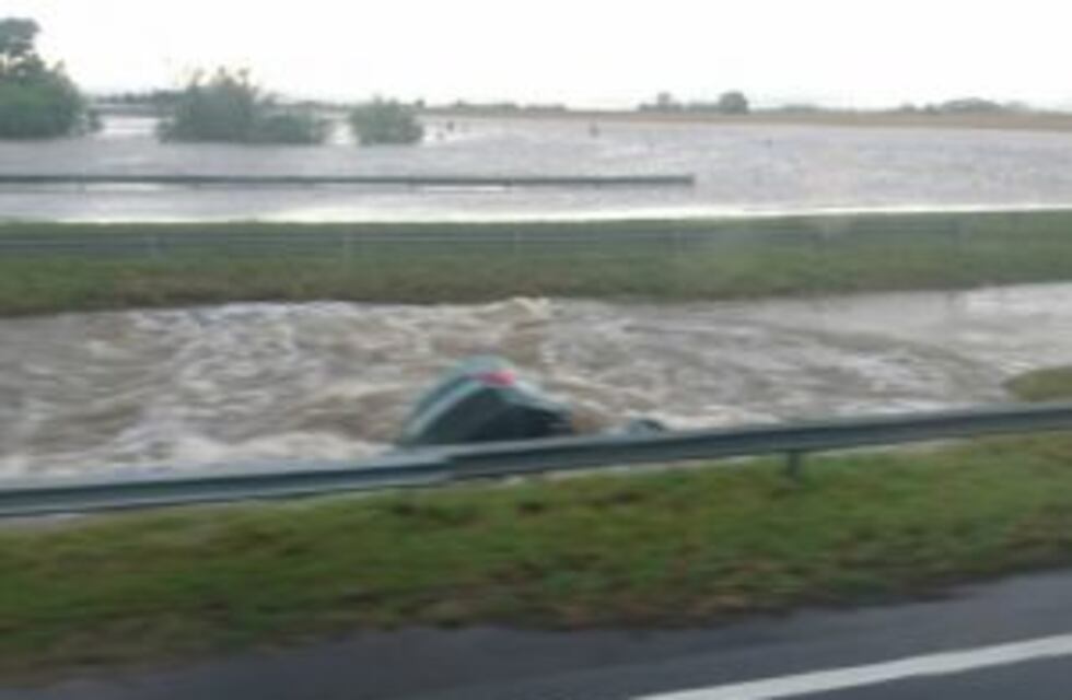 Un auto cayó al agua por el desborde de un río en Ramallo y sus ocupantes estaban desaparecidos