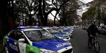 Buenos Aires province police cars remain parked outside the presidential residence in Olivos, Buenos Aires province, Argentina, on September 9, 2020, during a police demo in demand of a rise in their wages and better working conditions, amid the new coronavirus pandemic\u002E (Photo by JUAN MABROMATA / AFP)