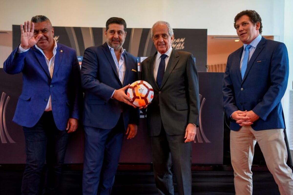 (L to R) Argentina's Football Federation (AFA) president Claudio Tapia, Argentina's Boca Juniors' president Daniel Angelici, Argentina's River Plate president Rodolfo D'Onofrio and the head of South American Football Confederation (Conmebol), Paraguayan Alejandro Dominguez, pose before a press conference in Buenos Aires, Argentina, on November 09, 2018, on the eve of the Copa Libertadores final football match between fierc rivals Argentina's Boca Juniors and Argentina's River Plate\u002E (Photo by EITAN ABRAMOVICH / AFP) buenos aires daniel angelici rodolfo donofrio claudio chiqui tapia Alejandro Dominguez suspencion del partido por la copa libertadores futbol conferencia de prensa