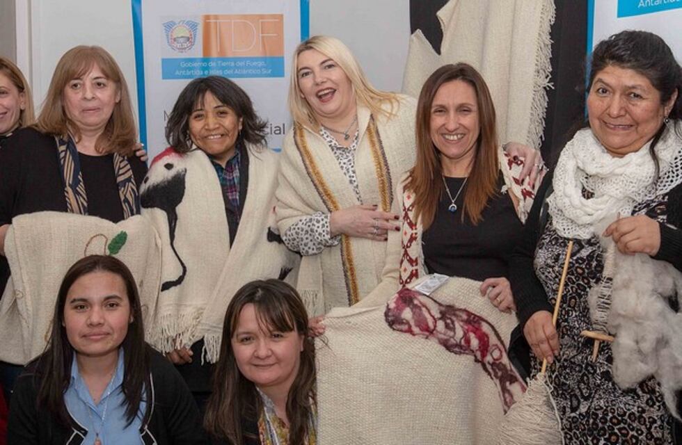 Bertone entregó herramientas y maquinarias a mujeres Hilanderas y tejedoras de Tierra del Fuego