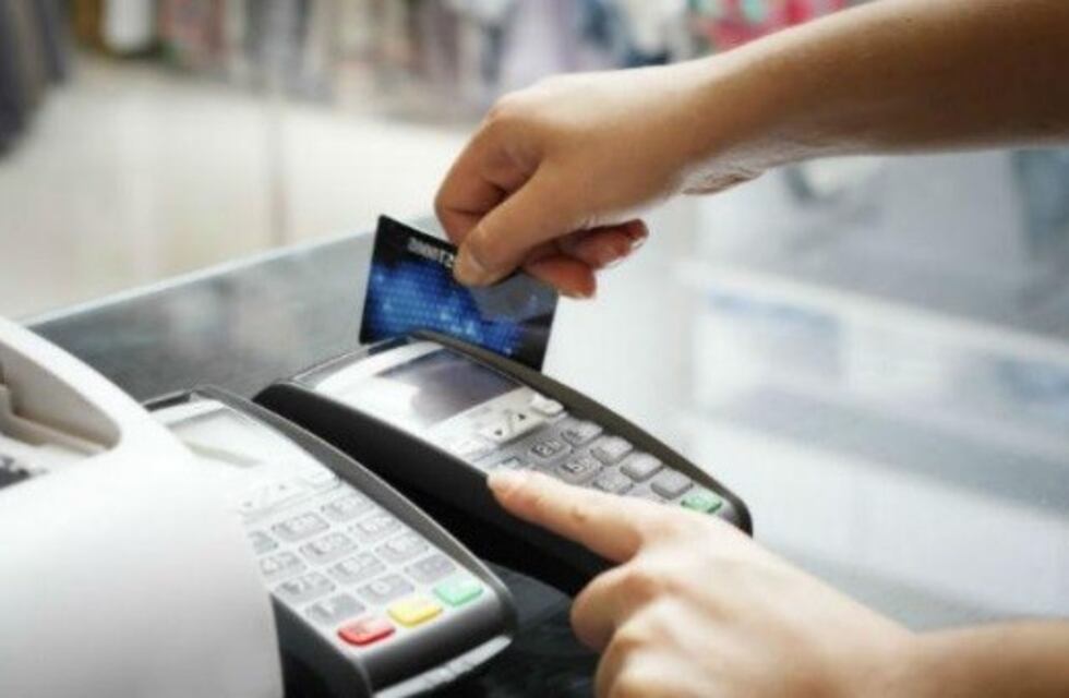 Detuvieron a dos hombres por estafa multimillonaria a un hipermercado