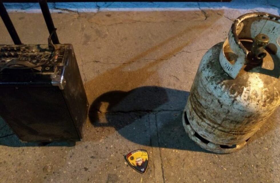 Detuvieron a un joven cuando robaba una garrafa y un parlante