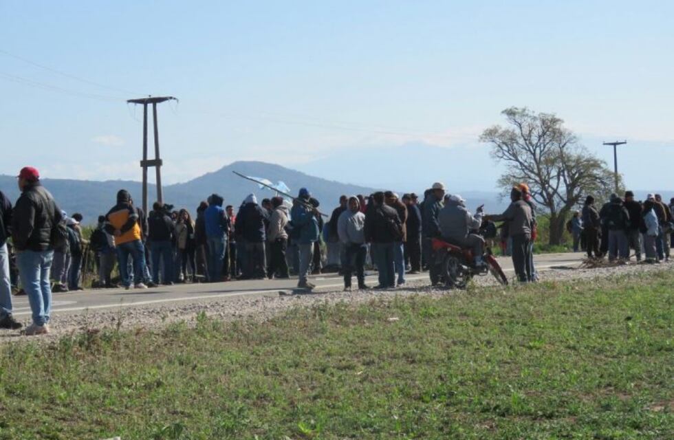 Jujuy: trabajadores del Ingenio Ledesma cortaron Ruta 34 en defensa de los puestos de trabajo