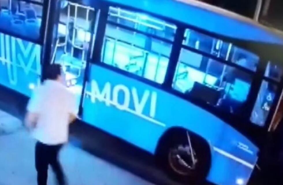 Colectivo recorrió media cuadra sin chofer tras un robo y se estrelló