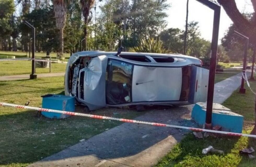 Espectacular vuelco de un automóvil: hay cuatro heridos