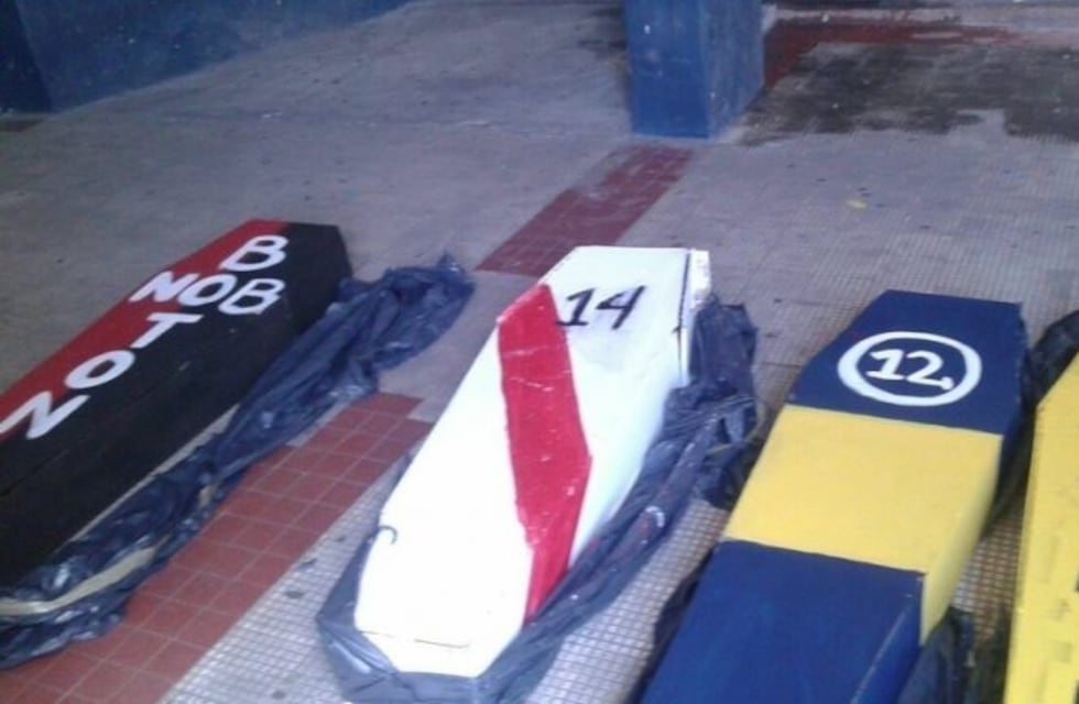 Pedirán la clausura del Gigante por los ataúdes que incluían pintadas contra Macri