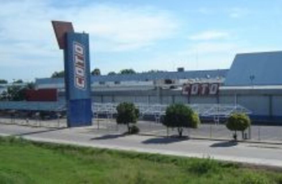 En pleno estacionamiento, una mujer y su hija fueron encerradas en su propio auto para robarles