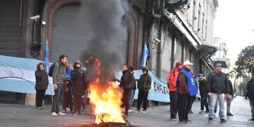 Empleados de Comercio protestó frente a Falabella por la apertura de la tienda chilena\u002E (@aecrosario)