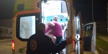 El chofer de una ambulancia tuvo que asistir a una embarazada por no tener más personal