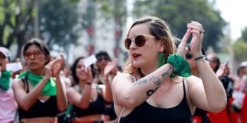 AME2146\u002E LIMA (PERU), 07/03/2020\u002E- Cientos de mujeres participan este sábado en una movilización con motivo de la celebración del Día Internacional de la Mujer, en Lima (Perú)\u002E Como parte del Día Internacional de la Mujer \