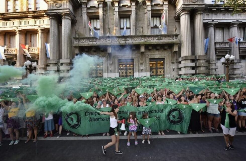 Pañuelazo: la marea verde copó la plaza San Martín por el derecho al aborto